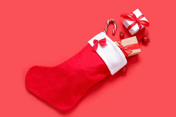 Χριστουγεννιάτικη Κάλτσα Μπάλες Κουτιά Δώρων Και Ζαχαροκάλαμο Κόκκινο Φόντο — Φωτογραφία Αρχείου