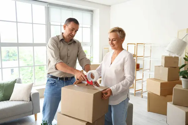 Mature Couple Taping Box Room Moving Day — Stock Photo, Image