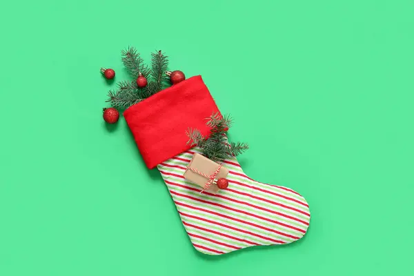 Χριστουγεννιάτικη Κάλτσα Κλαδιά Ελάτης Μπάλες Και Κουτί Δώρου Πράσινο Φόντο — Φωτογραφία Αρχείου