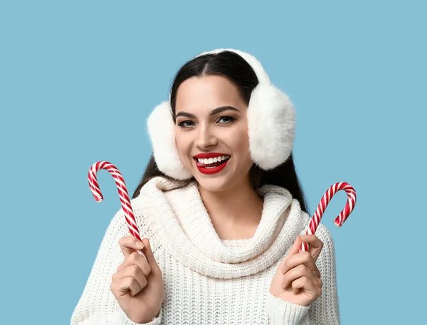 Mooie Jonge Vrouw Met Kerst Snoep Stokken Blauwe Achtergrond — Stockfoto