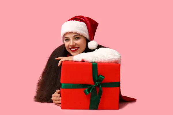 Bella Giovane Donna Santa Cappello Con Regalo Natale Sfondo Rosa — Foto Stock