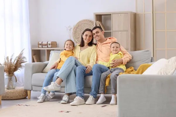 Família Feliz Sentado Sofá Casa — Fotografia de Stock