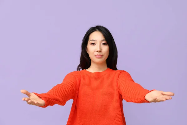 Jong Aziatisch Vrouw Opening Armen Voor Knuffel Lila Achtergrond — Stockfoto