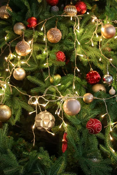 Kerstboom Versierd Met Kerstballen Gloeiende Lichten — Stockfoto