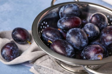 Mavi arka planda taze erikli kolander