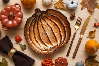 Hafif ahşap arka planda Şükran Günü kutlaması için güzel bir masa.