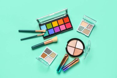 Turkuaz arka planda güzel göz falı ve fırçalar