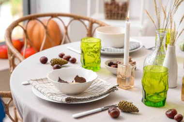 Şükran Günü için hazırlanmış sonbahar sofrası. Kabaklar ve kestanelerle süslenmiş.