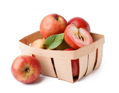 Beyaz arka planda pembe elmalı sepet