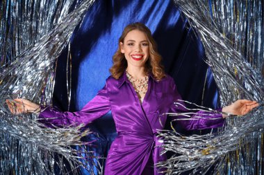 Güzel genç bir kadın gümüş parıltıların arasında yürüyor