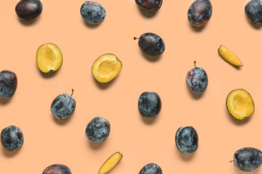 Turuncu arka planda bir sürü taze erik