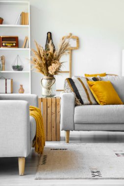 Gri koltuklu oturma odasının içi.