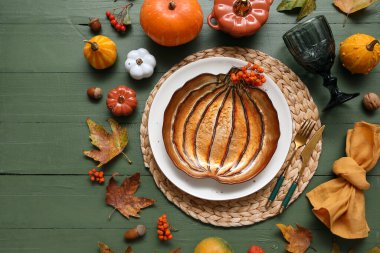 Yeşil ahşap arka planda Şükran Günü kutlaması için güzel bir masa.
