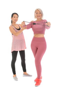 Beyaz arka planda genişletici ve rehabilitasyon terapisti olan olgun kadın eğitimi