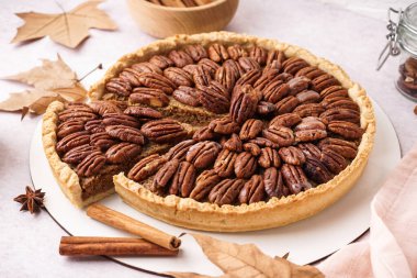 Hafif arka planda lezzetli cevizli turta