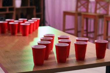 Bira bardakları masadaki masada, yakın plan.