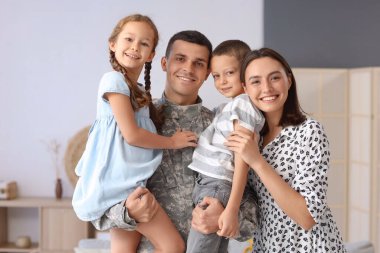 Küçük çocukları ve karısıyla evde bekleyen bir asker.