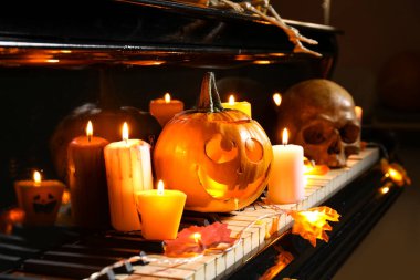 Mum yakmak, Cadılar Bayramı kutlaması için kafatası ve karanlık odada kuyruklu piyanoyla çekip gitmek.