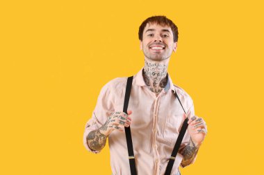 Sarı arka plandaki mutlu genç adam