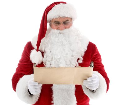 Noel Baba beyaz arka planda istek listesini okuyor