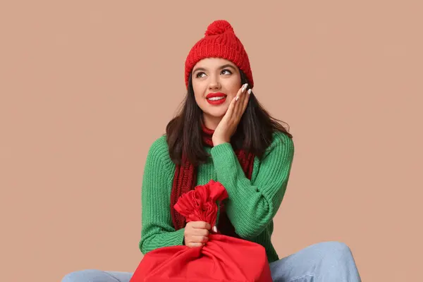 Mujer Joven Bonita Con Bolsa Regalos Navidad Sobre Fondo Beige — Foto de Stock