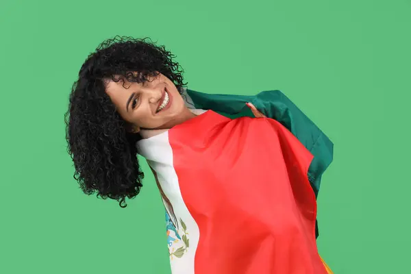 Vacker Kvinna Med Mexikansk Flagga Grön Bakgrund — Stockfoto