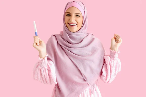 Glücklich Schöne Junge Frau Hijab Mit Schwangerschaftstest Auf Rosa Hintergrund — Stockfoto
