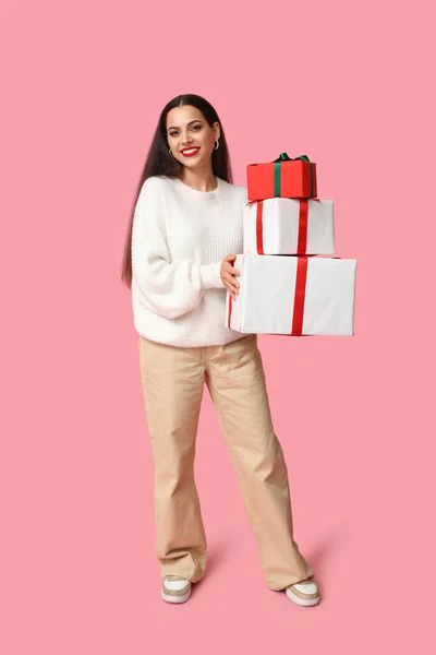 Mooie Jonge Vrouw Met Kerstcadeaus Roze Achtergrond — Stockfoto