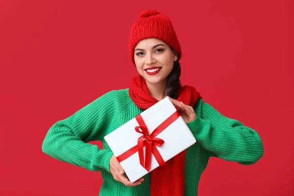 Hermosa Mujer Joven Con Regalo Navidad Sobre Fondo Rojo —  Fotos de Stock