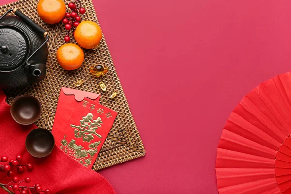 Tetera Con Mandarinas Sobres Símbolos Orientales Sobre Fondo Rojo Celebración — Foto de Stock