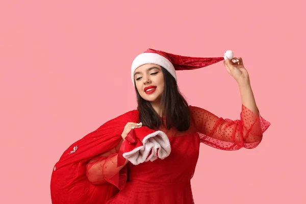 Mulher Bonita Chapéu Santa Com Saco Presentes Natal Fundo Rosa — Fotografia de Stock