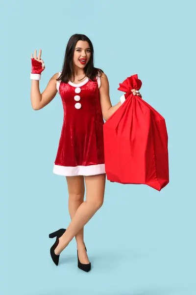 Mulher Bonita Vestida Papai Noel Com Saco Presentes Natal Mostrando — Fotografia de Stock