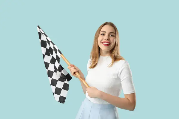 Mavi Arka Planda Yarış Bayrağı Olan Mutlu Genç Bir Kadın — Stok fotoğraf