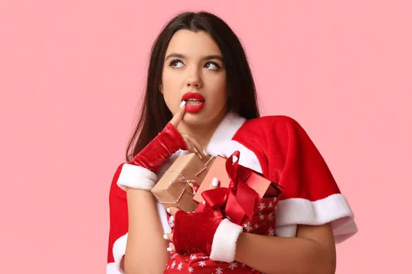 Bonita Joven Vestida Santa Claus Con Bolsa Regalos Navidad Sobre — Foto de Stock