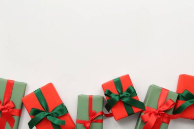 Beyaz arka planda noel hediyesi kutuları
