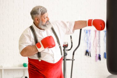 Sportif Noel Baba ve boks eldivenleri.