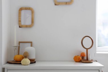 Çerçeveli ve lambalı balkabakları odada raflarda