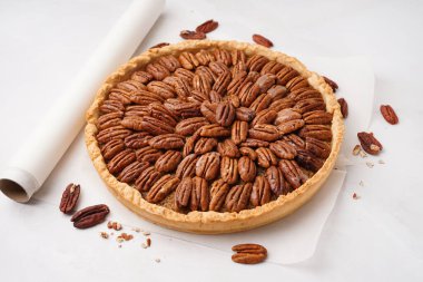 Beyaz zemin üzerine lezzetli Cevizli pasta