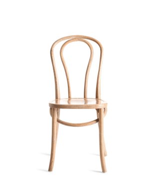 Beyaz arka planda açık kahverengi tahta sandalye, ön manzara.