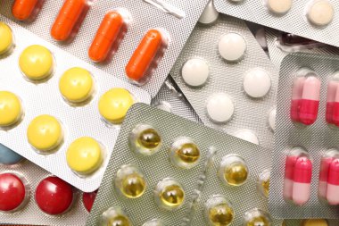 Arka plan olarak farklı haplar içeren kabarcık paketleri