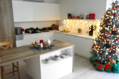 Tezgahları, parlayan ışıkları ve Noel ağacı olan bulanık mutfak manzarası