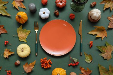 Yeşil arka planda Şükran Günü kutlaması için güzel bir masa.