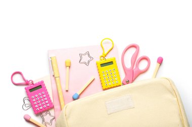 Not defteri ve beyaz arkaplanda izole edilmiş farklı kırtasiyeye sahip okul kalem kutusu