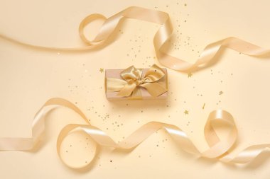 Renkli arka planda güzel hediye kutusu, kurdeleler ve pullarla kompozisyon