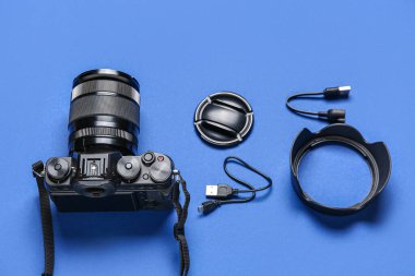 Renkli arka planda profesyonel fotoğraf ekipmanı seti