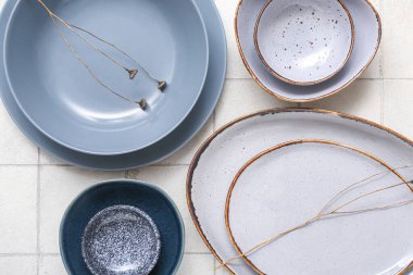 Hafif fayans zemin üzerinde şık, temiz yemek takımı.