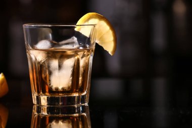 Bardaki masada bir bardak soğuk rom, yakın plan.