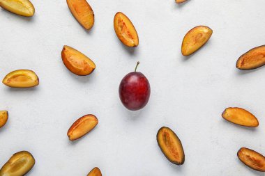 Beyaz arka planda taze erikler