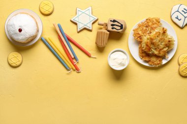 Patates krepli, mumlu, ekşi kremalı ve sarı masalı Hannukah kompozisyonu