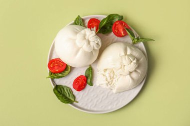 Yeşil arka planda lezzetli Burrata peyniri tabağı